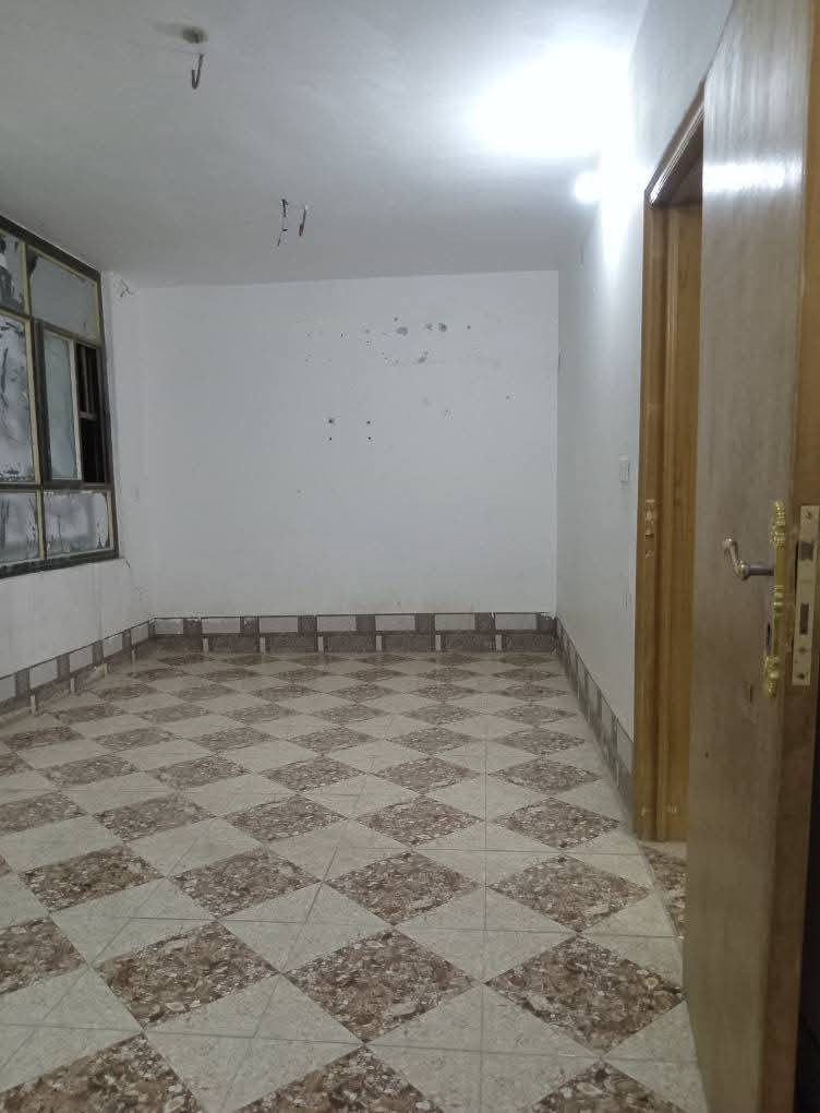 سلام عليكم بناية للبيع مساحة 50متر ثلاثة طوابق  شقة طابقين+مشتمل تحتوي الشقة على صالة كبيرة ومطبخ وصحيات ومنور والطابق الثاني على صالة وغرفة كبير وسطح
ويحتوي المشتمل صالة وغرفة صغير ومطبخ وصحيات في حي الامام علي خلف السوق على شارع 15قريب على نهر الهندية وطريق الزوار يبعد على كيلوين على الامام الحسين للتصال ***********
