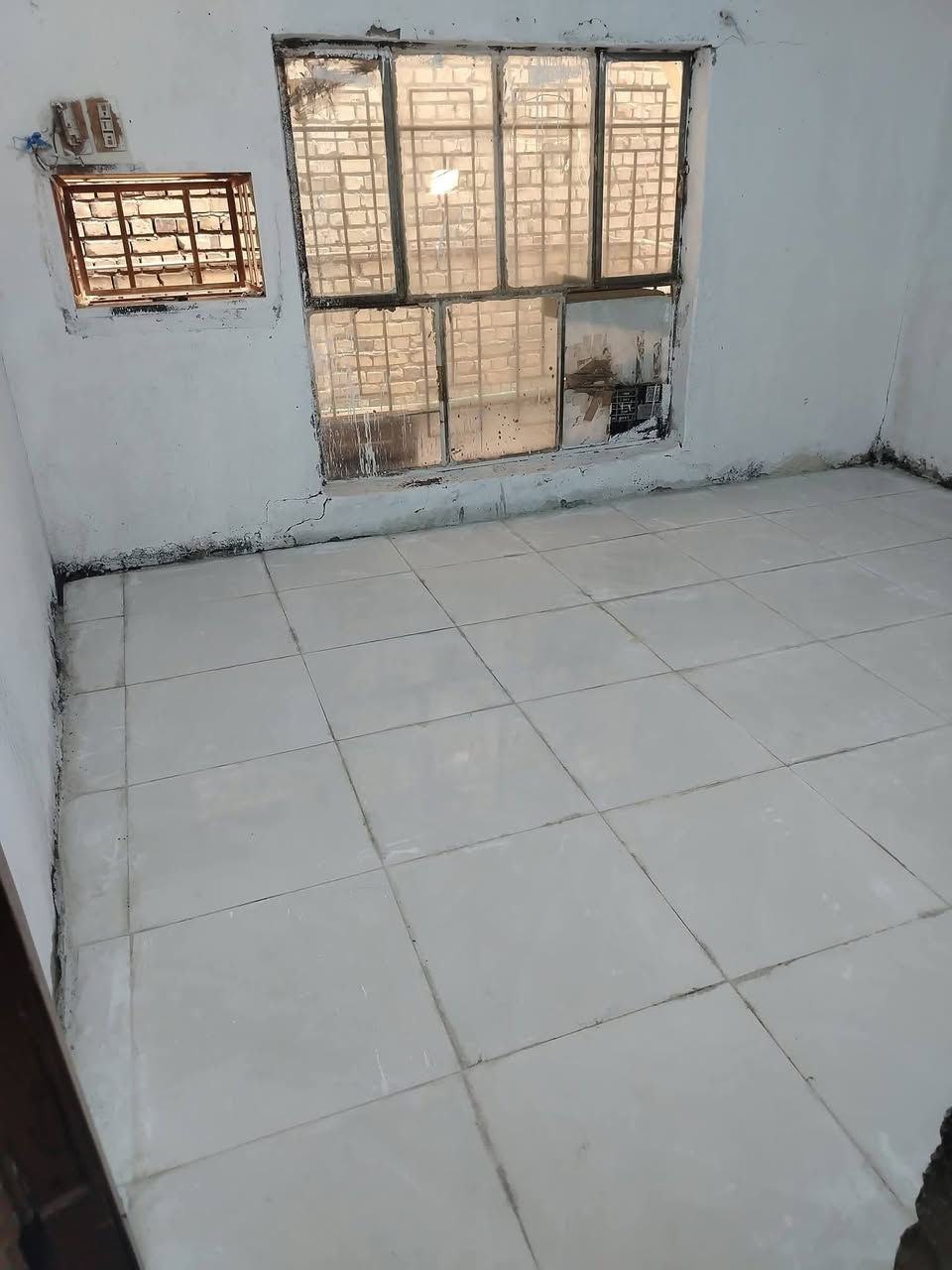 سلام عليكم بيت للايجار في حي التضحيه بيت بناء قديم بس جاهز للسكن غرفتين +استقبال +هول +مطبخ المساحه 200متر 
التواصل مع ***********

