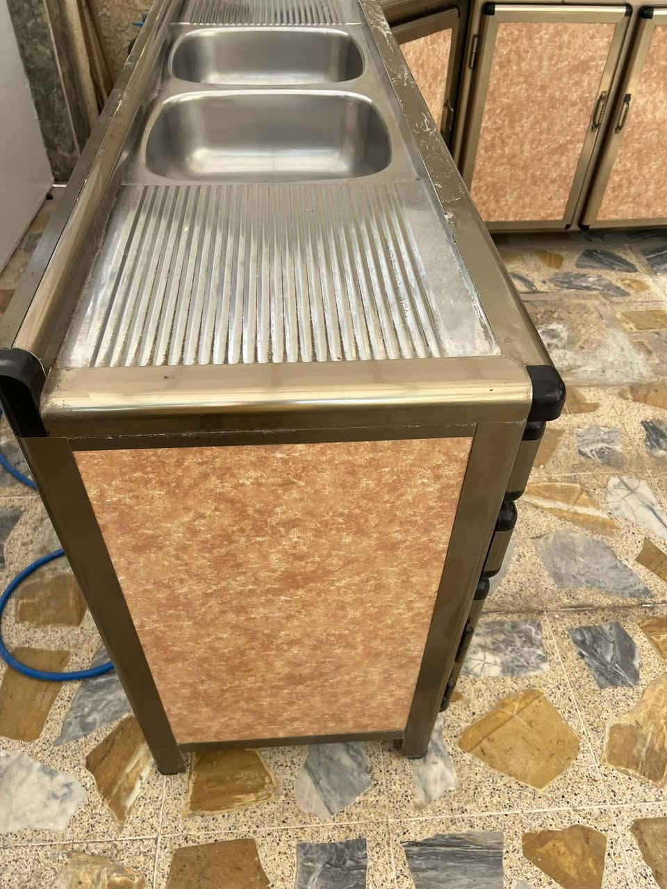 كاونتر كثير نظيف قياس السنك مترين و37 /قياس الوسط مترين /قياس الزاوية مترونص
للاستفسار عالرقم ***********
