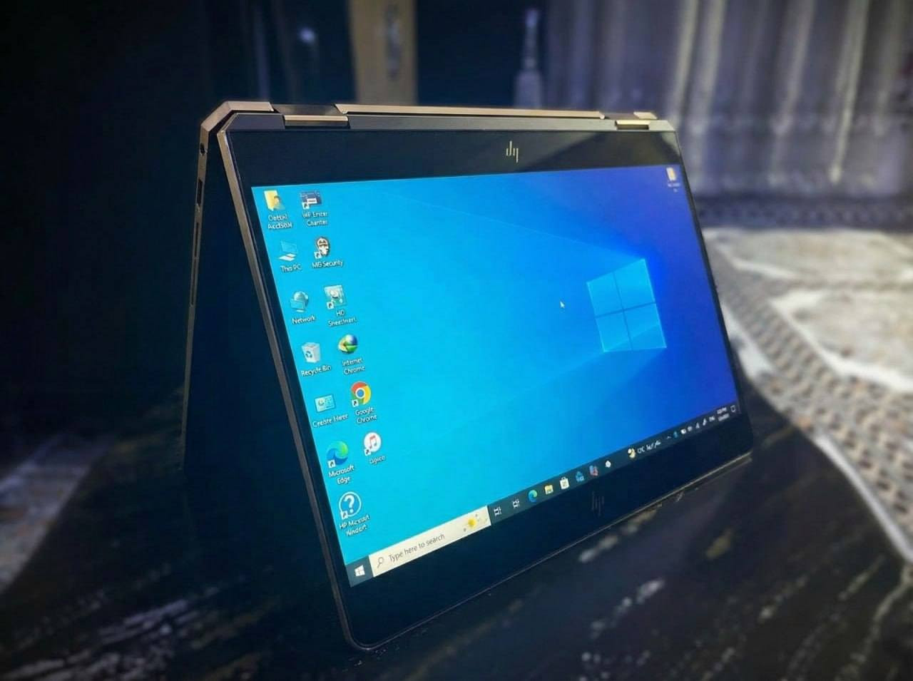 سلام عليك للبيع لابتوب HP Spectre x360، استخدام سنة وحدة بس، نظيف جدًا وجديد.
الجهاز يشتغل لابتوب وتابلت (360 درجة).

المواصفات:

Intel Core i7 جيل 8

RAM 16GB

SSD 512GB

شاشة 13.3 إنج 4K لمس 60 فريم
مع قلم 
Intel 620 UHD Graphics

بصمة

كاميرا IR

صوت Bang & Olufsen

منافذ USB-C Thunderbolt + USB-A

Windows 10

الجهاز ما بي أي مشاكل، جاهز للاستخدام.

📍 الموقع: البياع
📞 الهاتف: ***********
💰السعر:600
