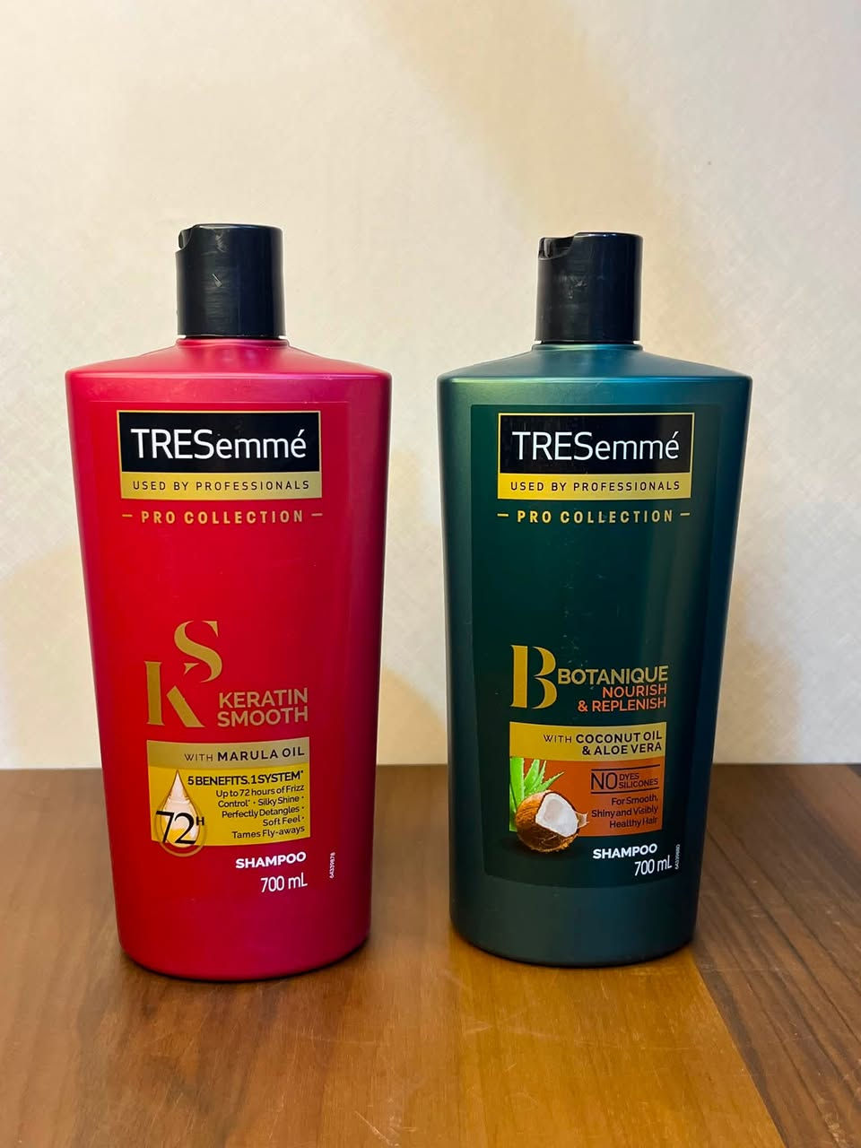 جديدنا من TRESemmé: مجموعات العناية بالشعر
1️⃣ شامبو TRESemmé Botanique (العلبة الخضراء)
 المكونات الأساسية: زيت جوز الهند وخلاصة الألوفيرا (الصبار).
 الفوائد: ينظف الشعر برفق ويعيد إليه الحيوية والرطوبة المفقودة مثالي لمن تبحث عن مظهر صحي ولامع للشعر الجاف والتالف دون تراكم المواد الكيميائية القاسية على الفروة.

2️⃣ بلسم TRESemmé Keratin Smooth (العلبة البيضاء بكتابة ذهبية)
 المكونات الأساسية: مدعم بزيت المارولا الثمين والكيراتين.
 الفوائد: يعمل كمرطب عميق بعد الشامبو، يترك الشعر فائق النعومة سهل التمشيط ويمنحه لمعاناً طبيعياً وجذاباً.

3️⃣ شامبو TRESemmé Keratin Smooth (العلبة الحمراء)
 المكونات الأساسية: زيت المارولا والكيراتين.
 الفوائد: مصمم خصيصاً للشعر المتطاير والمجعد. يساعد في مقاومة التجعد (النفشة) و فك التشابك وتعزيز اللمعان، إضفاء النعومة، والسيطرة على الشعر المتطاير لتستمتعي بشعر صالونات وأنتِ في البيت.

4️⃣ بلسم TRESemmé Botanique (العلبة البيضاء بكتابة خضراء)
 المكونات الأساسية: زيت جوز الهند الطبيعي والألوفيرا.
 الفوائد: يكمل دور الشامبو الأخضر لضمان ترطيب مكثف وأطراف ناعمة وسهلة التسريح دون أن يتسبب في هبوط الشعر أو إثقاله بالسيليكون.
 
السعر : 5,000 

توصيل بغداد 5,000🚘


**إذا كنت صاحب هذا الإعلان وتريد حذفه لأي سبب، رجاءا أرسل رسالة إلى الدعم الفني**