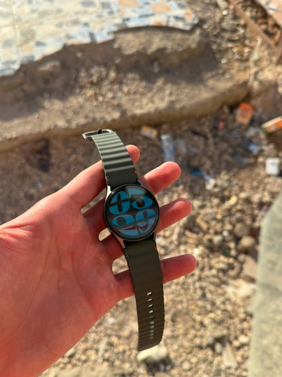 Samsung Galaxy Watch7

معالج جديد 3nm فائق السرعة 
شاشة AMOLED عالية الدقة بألوان قوية وسطوع ممتاز
تتبع نبض القلب على مدار 24 ساعة
قياس الأكسجين بالدم (SpO₂)
تتبع النوم وتحليل جودته بالتفصيل
                          GPS مدمج عالي الدقة للرياضة والمشي
مقاومة للماء والغبار
بطارية تدوم ليوم كامل وأكثر حسب الاستخدام
استقبال الإشعارات والمكالمات مباشرة من الساعة
أكثر من 100 وضع رياضي
تصميم فاخر وخفيف على اليد
مدعومة بميزات الذكاء الاصطناعي الجديدة من سامسونج

الحالة: ممتازة قياس 40mm
السعر : 150 الف 
***********
