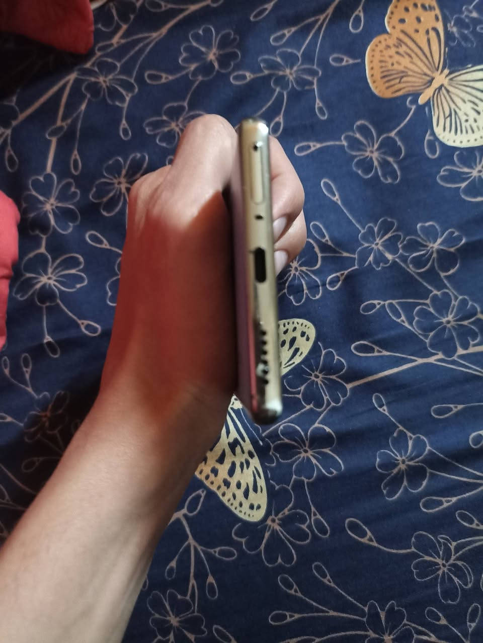 السلام عليكم تكنو كامون 40 برو 4g الجهاز مثل ما موضح بالصور بي ضربات بالشاصي فقط و الضهر مالته مفتوح (مخلوع) بقيت غراضه بلاديه و اي شي ما مبدل بي بطاريته صحتها 97٪ و الكامره مالته تصويرها حلو و واضح كلش ببجي 60 فريم شاشته بيها شخوط (جلوخ) خفيفه مواضحه بالصوره كلش خفيفه ما مبينه ذاكرته 256 و العشوائيه 8+8 يعني 16 ويه الزياده و مفحوص الجهاز بالكامل بسعر 220 و بي مجال حگ الجيه 
مكاني بغداد الدوره 
موجود واتس اب رقمي ***********
