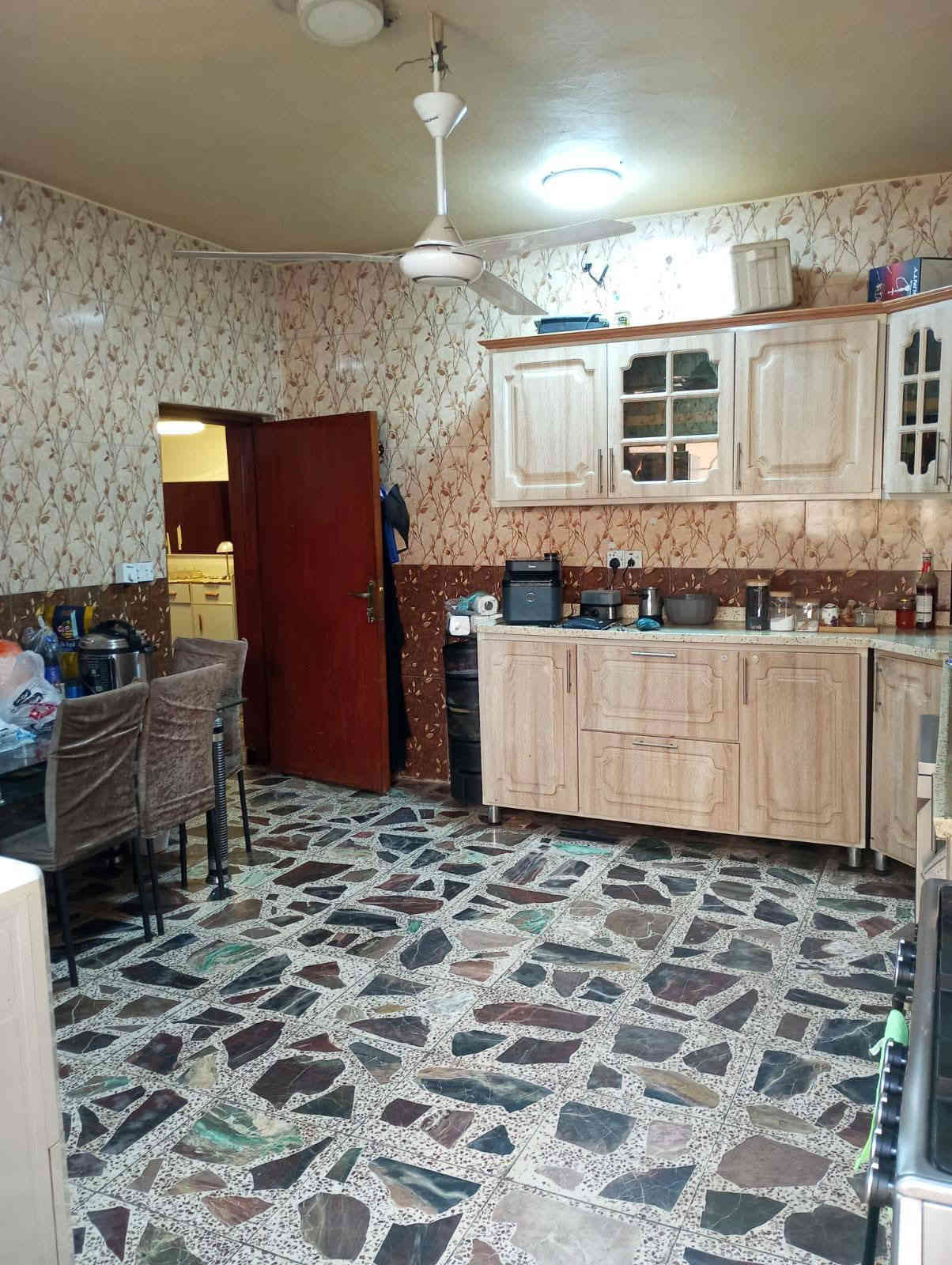 السلام عليكم تعلن شركة الجبوري للعقار والمقاولات العامه عن بيع دار ملك صرف سكني في منطقة الكريعات الكويتي قرب شارع حسينية ابي تراب بناء نضيف كامل الاخدمات 
1 المساحة 192 مترررر
2 الواجه 12 مترررر 
3 النزال 16 متررر 
4 عرض الشارع 10 مترررر 
5 السعر مليونين ونص المتررر الواحد وبي مجال
يحتوي على طابقين وبيتونه وسطحين 
الطابق الأول كراج وصاله ومطبخ وحولي وهول وغرفة نوم وخدمات ومنوررر 
الطابق الثاني 3 غرف نوم وحولي وخدمات وبيتونه وسطح 
عنوان الشركة الكريعات الكويتي شارع حسينية ابي تراب قرب فلكة القرغولي استفسار اتصال على الارقام التاليه 
*********** أبو صكر الجبوري 
***********
