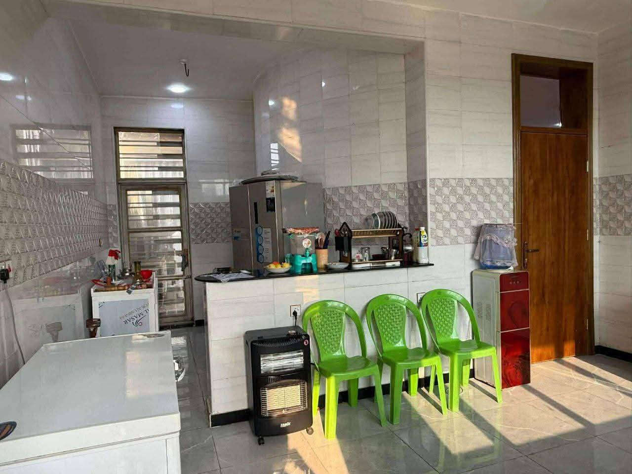 دار للبيع طابو زراعي سند 25 الموقع زوير الغربي قرب الملعب الخماسي المساحه 200متر مربع بناء حديث طابقين الارضي يتكون من صاله هول مطبخ حار وبارد وغرفتين نوم الطابق الثاني 3غرف نوم وهول مجمع صحيات عدد3 وكراج سياره للاستفسار مكتب النبل للعقار والبناء والهندسه *********** واتساب ***********
