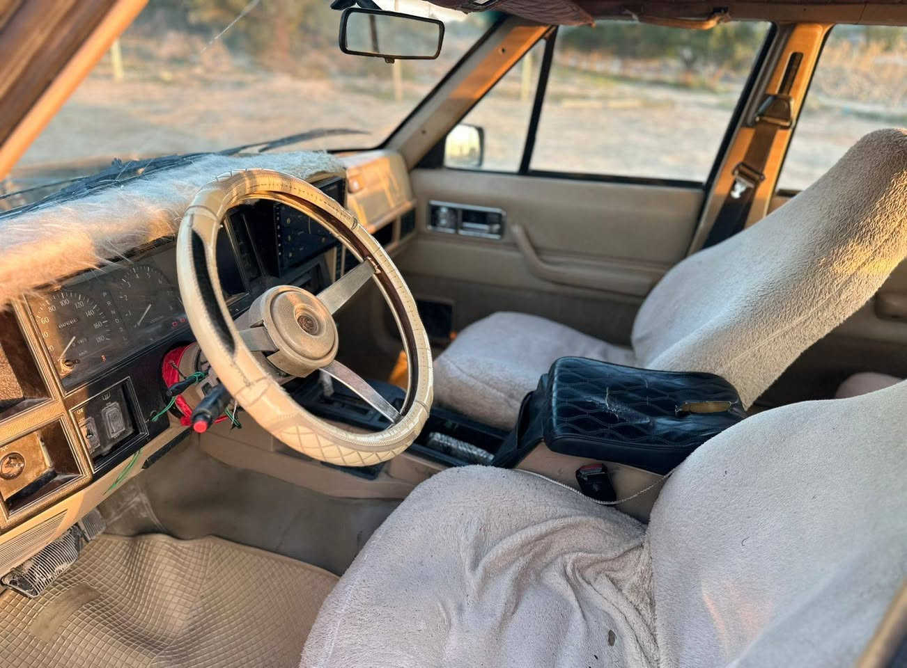 السلام عليكم جيب 91 محرك وقير جدد تخم تاير السعر 36 بيها مجال مقفول من كل شيء ٠0077
***********
