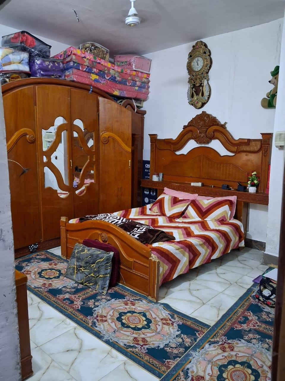 بيت البيع مستعجل بسبب الظروف البيت يتكون من ثلاثه غرف نوم  م خمسه في اربعه ع صاله سبه في اربعه استقبال سبعه في اربعه المطبخ قيد النشاء الصحيات داخليه وخارجيه البيت كلش نظيف الموقع  حي الصادق مقابيل الكناهره  المساحه ٢٤٠ الكلي الخدمات مجاري ماء وكهرباء وشارع عشر ١٠  تجي وشوف بعينك واني خادم ***********
