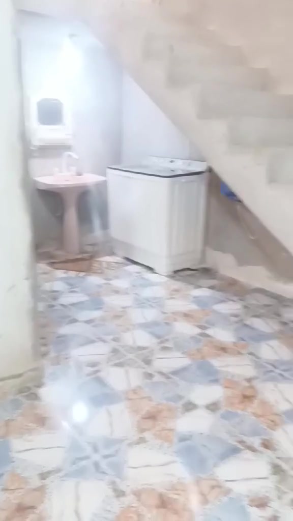 بيت للاجار او بيع مساحه البيت تقريبا ٢٠٠متر ومساحة الارض  تقريبا   ٦٥٠متر مع مزرعه داخلية بناء حديث غرفتين نوم صاله كلش جبيرة حمام داخلي بناء حديث بي نواقص تفاصيل اكثر اتصل مكانه شهربان الهارونيه ***********
