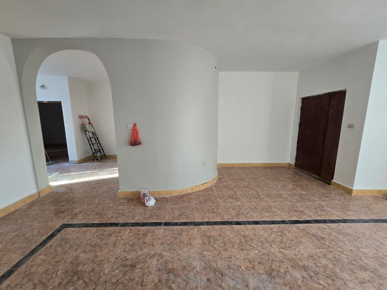 � للإيجار – بيت طابقين
📍 حي آسيا

بيت نظيف ومرتب، موقع هادئ ومناسب للسكن، يتكون من:

🔹 الطابق الأول:

 • غرفتين نوم
 • هول
 • استقبال
 • حولي

🔹 الطابق الثاني:

 • غرفة نوم
 • هول
 • مخزن

🔹 المواصفات:

 • سطحين
 • كراج سيارة
 • أرضية مبدلة جديد
 • حمام كامل ونظيف
 • صحيات كاملة
 • تانكي ماء
 • خط مولدة
 • جهاز تحويل

💰 الإيجار: 725 ألف

📞 للاستفسار: ***********
