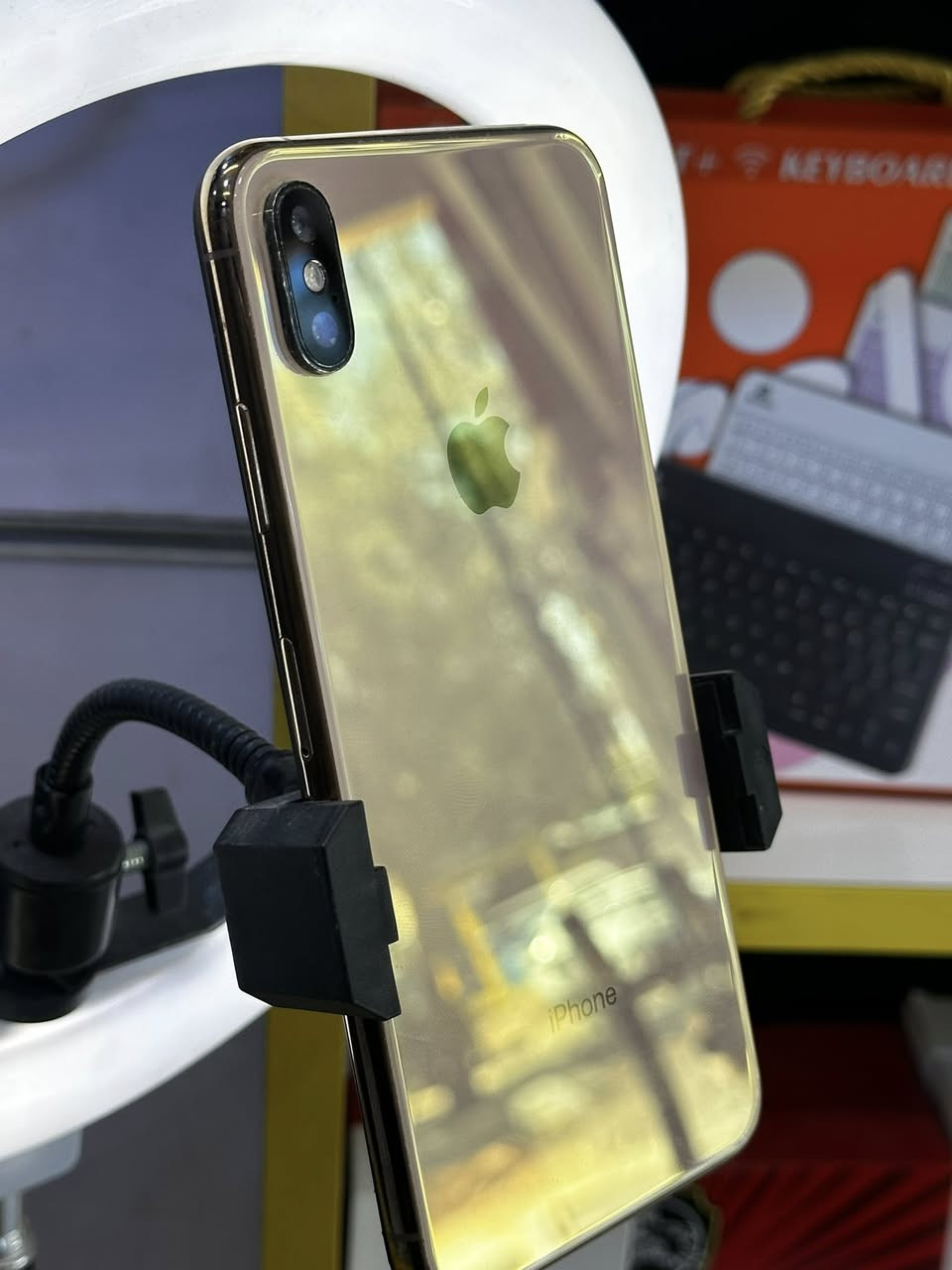 سلام عليكم ايفون اكس ماكس 
ذاكره 256 
شاشه اصليه مبدله 
بطاريه اصليه مبدله
نظافه جهاز 100/100
سعر جهاز 200 الف وبي مجال 
الاستفسار ***********
