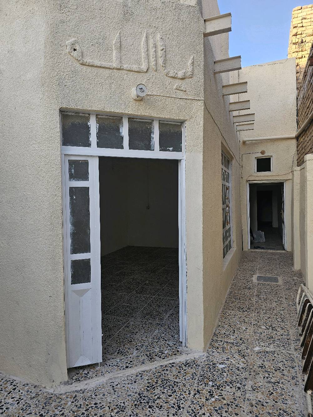 بيت 100للبيع طابق واحد..يحتوي على استقبال ومطبخ وصاله وغرفه السقف شيلمان البيت نظيف... النجف الحولي شارع 30 مقابل مركز صحي الفاو بالفرع قريب جداً للسوق والمدارس الجيران ذهب 74 وبي مجال.***********