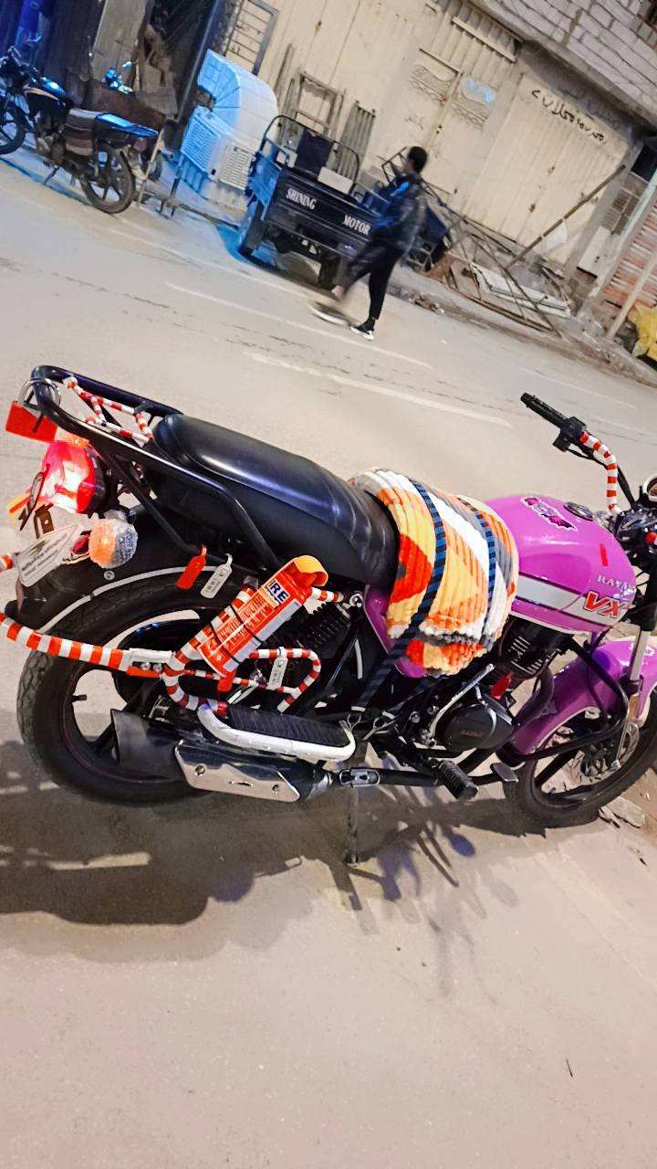 سلام عليكم دايون نفخ لون مميز بنفسجي دراجة نضيفة بمعنة الكلمة تعال كلب وشوف موديل  23طالعة بل 24بشهر الخامس شراي يدخلي خاص لو هاذة رقمي ***********
