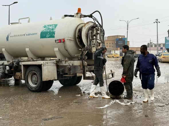 🔴#الان

ابطال مديرية المجاري الديوانية 
يباشر بفتح منهولات في كافة المناطق المحافظة #الديوانية
***********👉هذا رقم شكاوي
