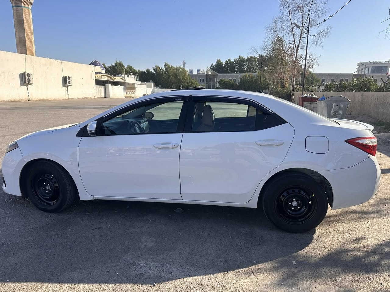 السلام عليكم
كورلا 14 فول موصفات S
محرك 1800
بدون حادث
فتحه بصمه تشغيل 
بصمه ابواب+جنطه
شفتات ستيرن
كشنات جلد
لايت زنون عالي ناصي 
مابيه اي نقص السعر 133 وبيه مجال
***********
