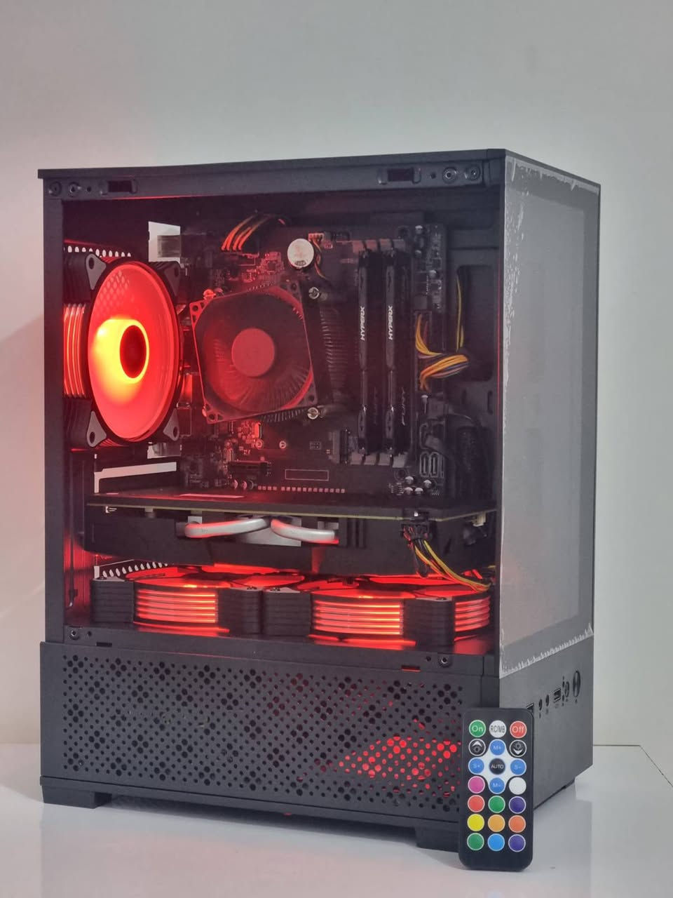 إذا كنت تبحث عن جهاز يجمع بين القوة والسعر المناسب، فهذا الـ PC هو خيارك المثالي! الجهاز نظيف جداً وجاهز للتشغيل فوراً.
المواصفات التقنية:
المعالج: Intel Core i7-4790s (قوة الـ i7 في المهام المتعددة).
كارت الشاشة: RX 580 بذاكرة 8GB (لتشغيل أغلب الألعاب بسلاسة عالية).
التخزين سريع: SSD 120GB لإقلاع الويندوز في ثوانٍ.
مساحة تخزين ضخمة: HDD 1TB لكل ألعابك وملفاتك.
البور سبلاي: 500W أصلي يضمن لك استقرار الأداء.
🚀 الأداء: الجهاز بطل في ألعاب الـ FPS وبرامج المونتاج الخفيفة.
📍 المكان: [يوجد توصيل لجميع المحافظات]
💰 السعر: [450,000] (قابل للتفاوض البسيط).
تواصل معي الآن عبر الوتس اب: [***********] 📞
