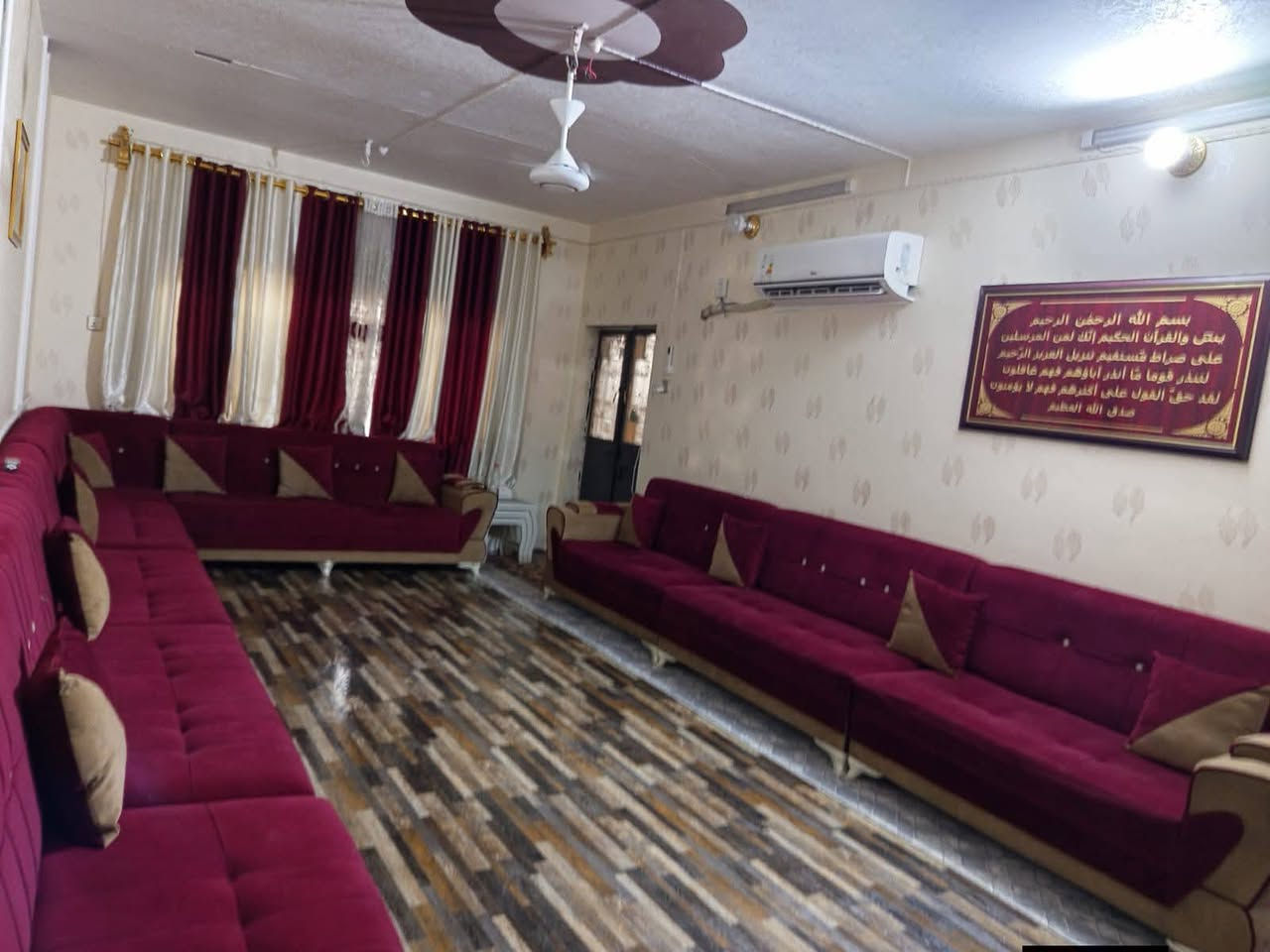 السلام عليكم  دار للبيع مساحته 220م قرب حي طلاع مقابيل البزل الملغي يتكون من غرفتين نوم و صاله و استقبال و مطبخ و صحيات خارجيه وداخليه  و كراج سياره و حديقه للاستفسار اتصال على هذا الرقم  ***********
