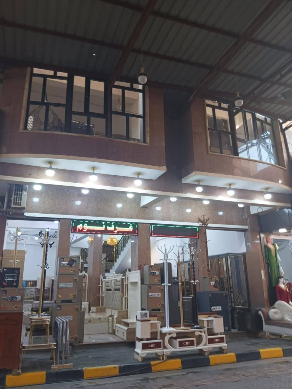 السلام عليكم عماره موقع تجاري  للبيع المساحه 80متر مربع تحتوي العماره على 5طوابق بناء حديث طابو ملك صرف تحويل مباشر العماره 5طوابق ما بيها شقق ولي يريد يشتري نص العماره عادي نبيع نصها ولي يشتريها كلها هم ماكو مشلكه نبيع نصها او كامله /مكان العماره الأنبار الرمادي شارع الاورزدي للأستفسار ***********
