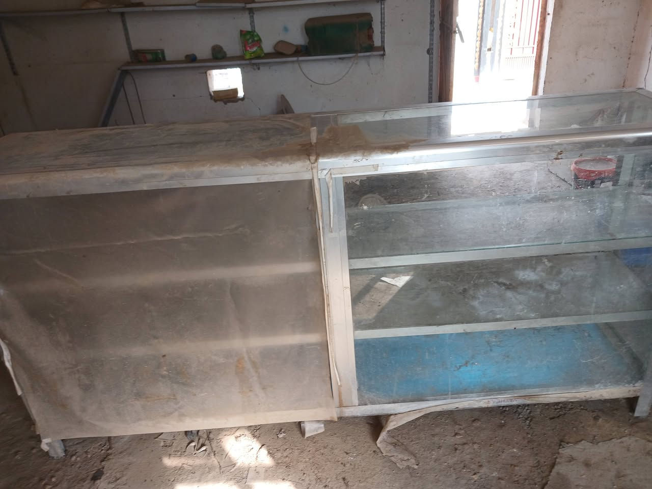 سلام عليكم اخوان ميز المنيوم
شغله درجه اولى كوله جام عرض 2م وارتفاع١٢٠
بي فقط جامه اماميه مكسوره وجديد كلش استعمال قليل 
مكان كوفه وبخدمه الشراي ***********
