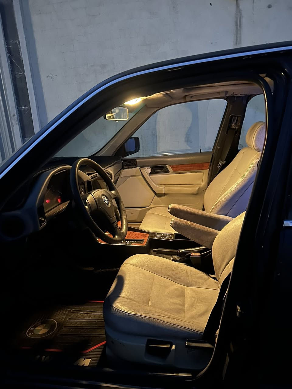 سلام عليكم من رخصة الادمن موديل 1992 حجم525محرك مفتوح گير اوتو سياره جاهزه ماناقصه أي شي كامله حته تشغيل عن بعد گير محرك كفاله كهربائيات كامله مابيه اي نقص رقم دولي تحويل مباشر 
سعر 68 أو بيه مجال شي قليل 
***********
