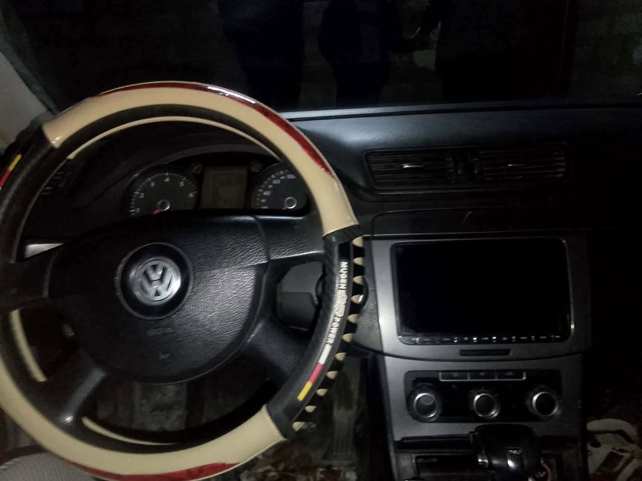 جيته 2011  لون سلفر  بصمه  
رقم دهوك   تحول تريد وكاله عامه 
رقم نكليزيز.  السعر. 90.ورقه  وبيها مجال 
بوند بس صبغ  سياره كفاله عامه 
***********
***********.مكان السياره موصل الايمن
