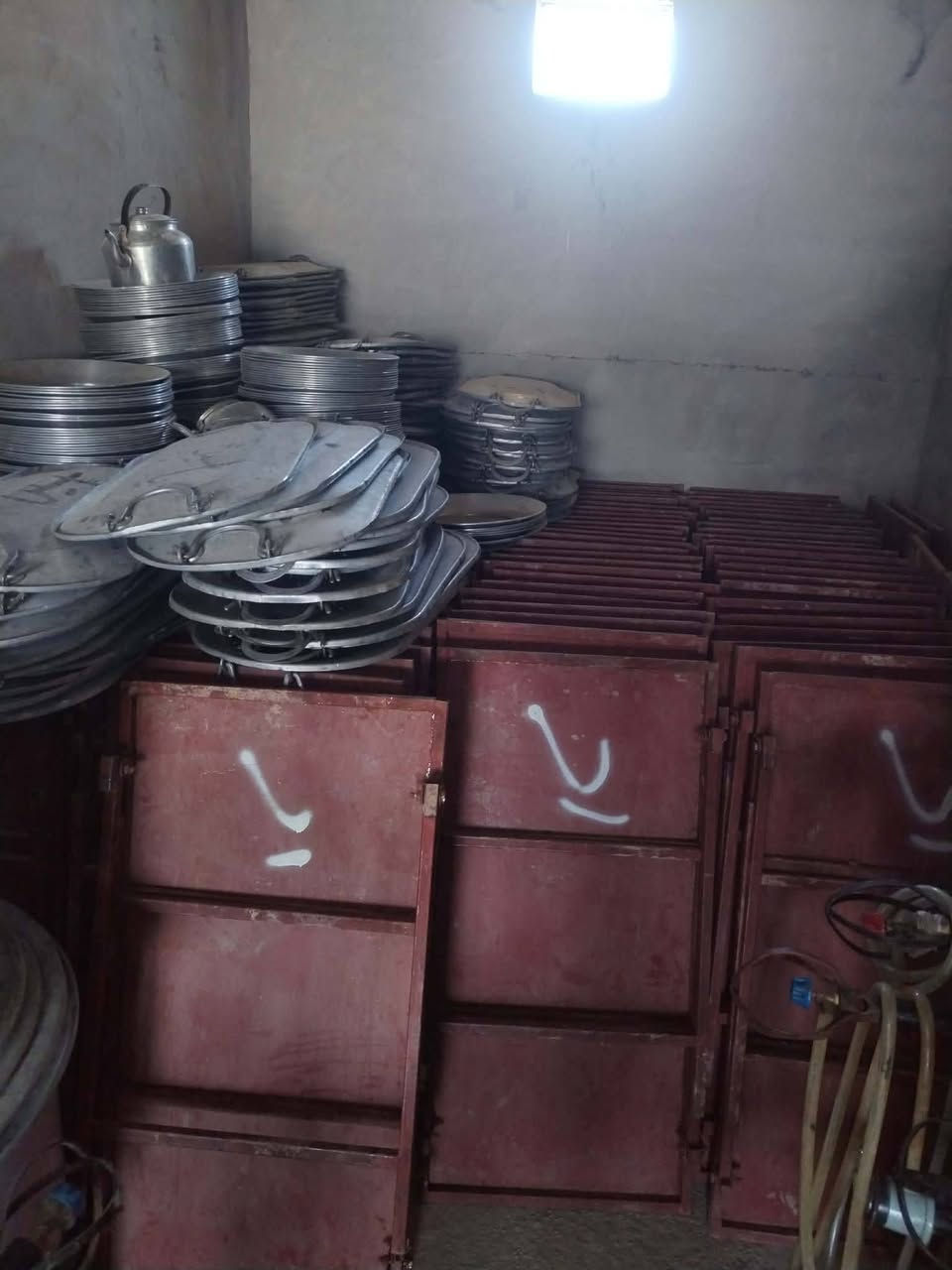 سلام عليكم عدي محال
للبيع خيمه عدد2 كراسي 350 طبلات 175 جداري 21  منسف عادي 250 مشعل 10 قوري 10 كفكير جمجه       ميز طعام عدد 110  منسفه محلك 110 مغسل 3  توصل عل رقم    ***********   كسك الموصل
