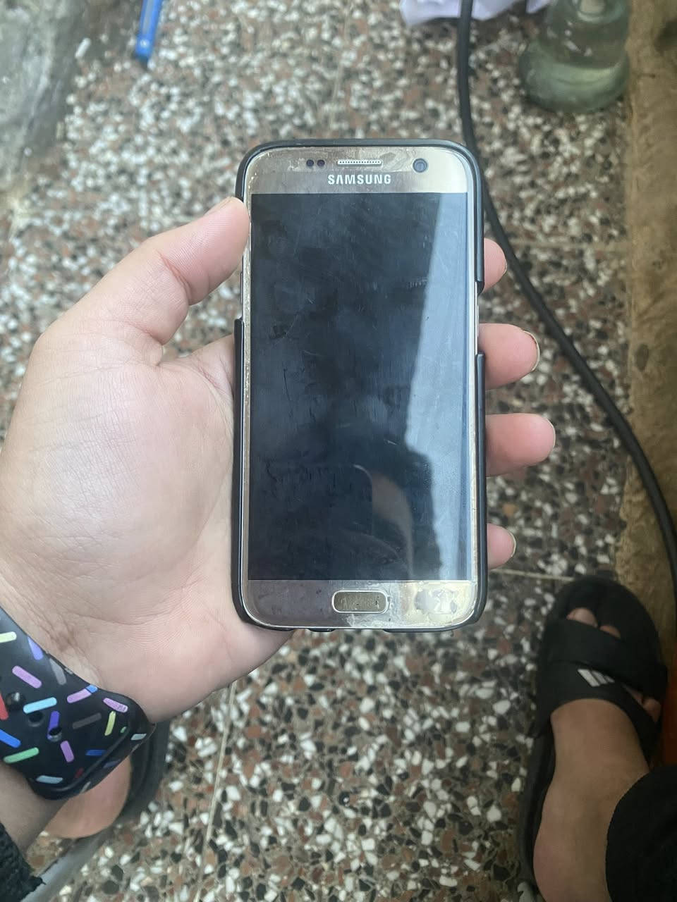 سلام عليكم
ايباد.  سامسونج  ٣٠ 
( رمز ناسي والهوم عاطله بيها شريط مقطوع وفطر جدأ بسيط ما يبين ) 

٧ ايدج يشتغل بس شاشه بدون صوره ١٥ 

٦ بلاس بطاريه  ١٥ 

تاب هواوي بطاريه ١٠ 

مكاني مدينة الصدر *********** 

توصيل غير متوفر  ( ماكوو )
