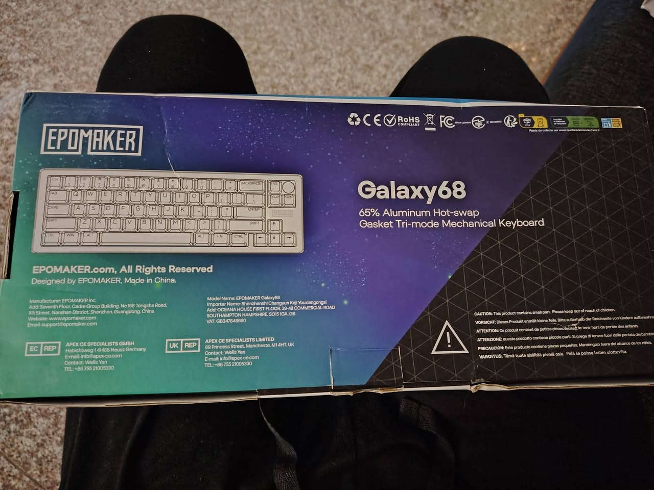السلام عليكم
⌨️ Epomaker Galaxy68 Tri-Mode — Green Edition 💚🔥

واحد من أفخم وأقوى كيبوردات الـ65% حالياً، تصميم Premium بالكامل مع خامات ألمنيوم ثقيلة وإحساس كتابة احترافي جدًا.
الكيبورد مو مجرد شكل، فعليًا أداءه قوي وسريع ومناسب للـGaming والشغل الطويل والكتابة اليومية.

✅ Tri-Mode Connectivity
• Bluetooth
• 2.4GHz Wireless
• USB-C Wired

✅ Aluminum Body ثقيل وفخم
✅ Gasket Mount + طبقات عزل صوت تعطي صوت Creamy مرتب 🎧
✅ Hot-Swappable — تبدل السويتشات بسهولة
✅ RGB احترافي + Side Lighting محيطي
✅ بطارية 6000mAh قوية جدًا 🔋
✅ Polling Rate 1000Hz للألعاب السريعة
✅ PBT Keycaps أصلية وخامة ممتازة
✅ QMK/VIA Customization للتخصيص الكامل

✨ الكيبورد جديد بالكامل، فقط مفتوح للتصوير والفحص والتأكد من كلشي شغال 100%.

اللون الأخضر بالحقيقة يطلع أفخم وأرتب من الصور 🔥

السعر: 115 الف وبيه مجال بالمعقول
الموقع: بغداد / حي الجامعة

للمهتم مراسلة خاص 📩


**إذا كنت صاحب هذا الإعلان وتريد حذفه لأي سبب، رجاءا أرسل رسالة إلى الدعم الفني**