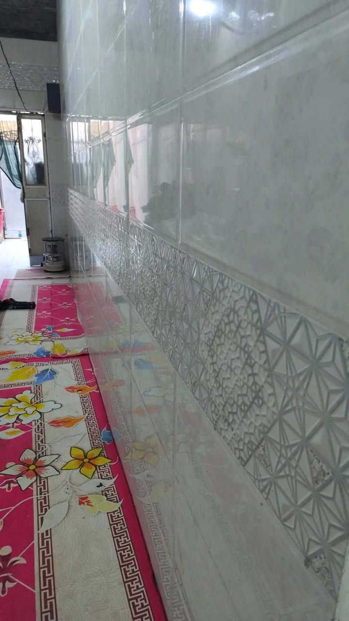 بيت للبيع المساحه ١٠٠متر ٥ العرض ٢٠ الطول ألمطحنه أساس تجعيب سكف عكادة متعوب عله البيت ارضيه بورسلين وكاشي يحتوي البيت على غرفة النوم ٤×٥ صاله كبيرة استقبال مرتب بي أوراق لبلدية كامله بس يتفعل التطويب يطوب وايضا مرقم  شارع ألمطحنه بلوك ٥ شارع ٥ شارعه ١٢ متر السعر على الرقم ***********واتساب السعره ٣٢مليون ونص بي مجال
