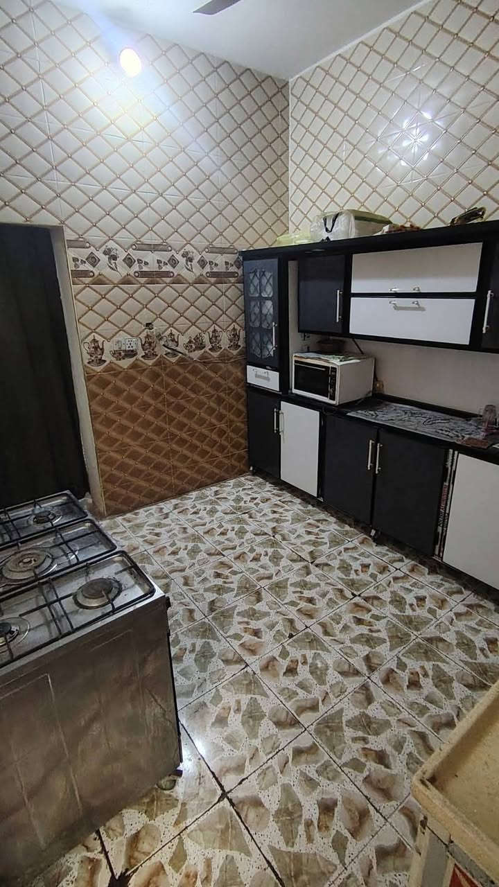 بيت للبيع .في حي الزهراء . للاستفسار ***********
بيت مساحة 100 متر ركن طابقين واجهه 10في10
خدمات كاملة منطقة تبليط بالكامل. يقرب 50 متر عن المدارس
الطابق الاول يتكون من 
استقبال 4.75 في 3.5 
طارمة 4.75 في 2.5
المطبخ 3.75 في 3
الصالة 5 في 2.5
غرفه نوم 4.5 في 3.5
منور 1.5 مربع
حمام 1.5 مربع
الطابق الثاني 🧧
غرف نوم عدد 3 
الاولى 4.75 في 3.5
الثانيه 4.5 في 3.5
الثالثه  4.75 في 3
حمام 1.5 مربع
صالة.سطح
للاستفسار على هذا الرقم ***********
غير متواجد على الفيسبوك
