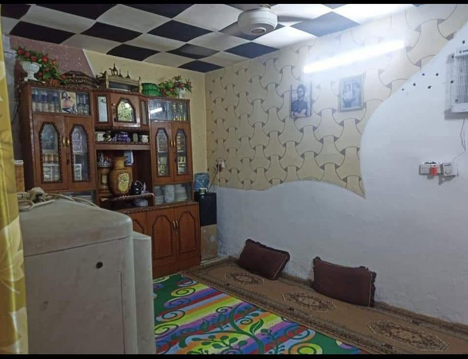 السلام عليكم ورحمة الله وبركاتة
بيت للبيع في الحميدية نهاية شارع المصاليخ خأمس بيت بالفرع قريب عالشارع 100 متر يحتوي على حمام وتواليت مشترك ومطبخ واستقبال وصالة وغرفه نوم ومنور مخزن سعرة (30 )مليون للاستفساًر اكثر ***********.
