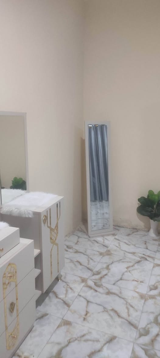 غرفه مستخدمه أقل من سنه السعر مليون وبيه مجال الاتصال ***********
