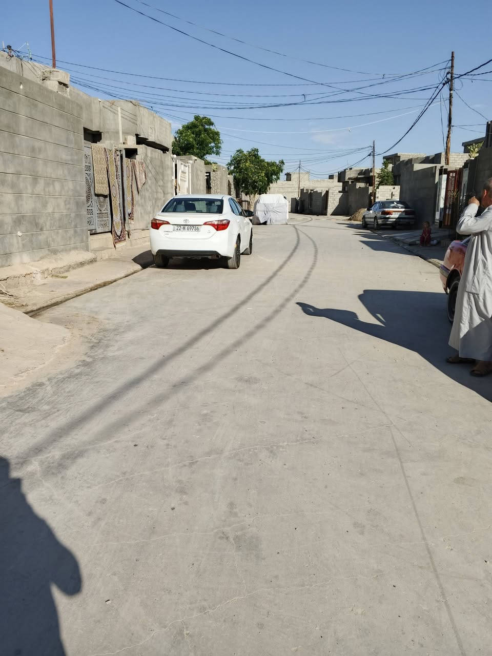 دار للبيع 
الموقع حي الشرطة مساحة 200 متر نوع العقار زراعي خلف بيت خالد الشاطي يحتوي على غرفتين نوم وصاله وحمام داخلي ومطبخ واستقبال وحديقة وكراج سيارة خدمات كاملة السعر 65 الاتصال بالرقم 
***********
