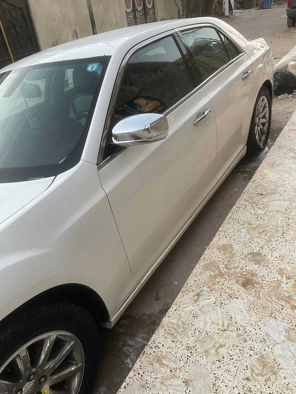 يا الله اوباما ٢٠١١ رقم بغداد باسمي
حدثها بنيد وجاملغات ثنين الأمامي وباب السايق صبغ فقط 
مكينه وكير جدد قبل شهرين شادهن 
سياره جاهزه ما تذب عليها ألف 
كلها شغاله 
سعرها ١٣٥ 
مكاني بلعماره 
***********
