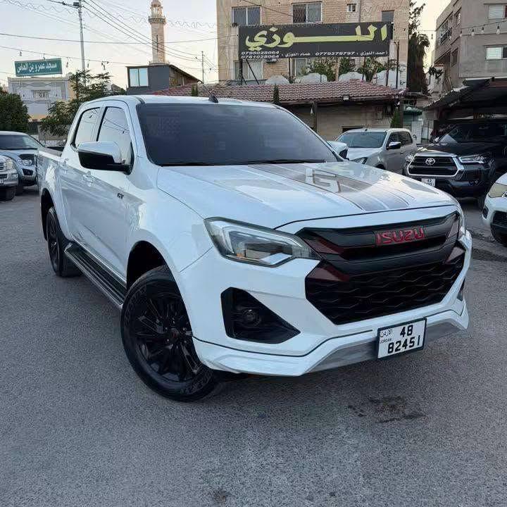 #معرض_اللوزي_لتجارة_السيارات
Isuzu D-Max 2025Gt  
ايسوزو ديماكس25 سعودي القصه الجديده 
#قابل_للبدل_على_سيارات
ماتور : 
3000 سي سي 
190 حصان
4 سلندر 
تيربو (انتركولر )
محرك ديزل   
الإضافات :
 / بصمة تشغيل و دخول / شاشة امامية
كاميرا خلفية / تحكم طارة / مثبت سرعة 
شاشة معلومات / ماوس للتحكم بنظام الفوريل
اضوية زينون مع Led / كشافات زينون / ركاية خلفية
مداخل USB للشحن / فتحات مكيف خلفية
مانع انزلاق / ساوند سيستم ٨ سماعات
جير اوتوماتيك ( تيبترونك ) / اضوية Led خلفية
مكيف تتش مع لوحة الكترونية / راديو مع Dvd 
بلوتوث / ايرباج / امكانية ضبط الاضاءة الامامية 
تشغيل عن بعد / حساسات خلفية 
نظام التحكم عند النزول على المنحذرات / Autolights/ جنط 18 انش / مري طوي كهرباء/ مرشات جانبية/ نظام مانع سرقة / حساس ضغط الاطارات 
نــســعــد بــزيــارتــكــم فــي فــرعــنــا :😉
#معــرض_اللـوزي_لتجـارة_السيـــارات 
الزرقــااء  - شــارع المصفـاه - أشــارة الفـلاتــر 🛤️🚦
لا تــتــرددوا بــالــتــواصــل مــعــنــا :😉
0780981755


**إذا كنت صاحب هذا الإعلان وتريد حذفه لأي سبب، رجاءا أرسل رسالة إلى الدعم الفني**