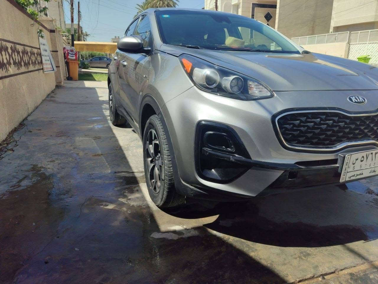 السلام عليكم 
كيا سبورتج 2021 LX
السيارة نضيفة و عملية مال بيت 
صور الحادث موجود بالمنشور 
السيارة كاملة 
تجي دفع رباعي 
كراسي مخمل يدوية 
مكينة 2400 gdi تنفس طبيعي 
الممشى 54 الف ميل 
ويل 17 
(بيها اثر حالوب بسيط في العراق )
السعر 160 و بيها مجال بسيط
مكاني بغداد العامرية 
للاستفسار 
***********
