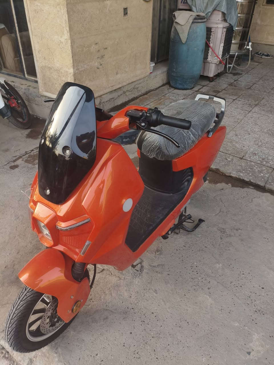 🔥 العملاق سوبر ايبو (SUPER EPO) - ملك الشارع 🔥
إذا تدور على القوة والسرعة والمتانة.. المواصفات تحجي عن نفسها:
🔹 ملف 2000 واط حقيقي (نحاس): عزم زلزال وانطلاقة صاروخية.
🔹 6 بطاريات مسطرة: طاقة جبارة للمسافات الطويلة.
🔹 السرعة 99 كم/ساعة: يعني طيارة مو دراجة.
🔹 المسافة 80 كم بالشحنة: تمشيك وين ما تريد.
🔹 بريكات ABS (أمامية وخلفية): قمة الأمان والسيطرة.
🔹 نظام بك (R) للرجوع للخلف: مع 3 أنظمة سرعة مختلفة.
🔹 مثبت سرعة: + نظام حماية متطور ضد السرقة.
🔹 دخول ذكي: (دبل بصمة + دبل سويج) - أحدث تكنولوجيا.
🔹 دبلات هايدروليك: (أمامية وخلفية) - راحة تامة حتى بالمطبات.
🔹 شاشة ديجيتال متطورة: + إضاءة LED قوية جداً.
🔹 ويل 12 رياضي: ثبات وهيبة على الطريق.
📍 المكان: [قرب سيطرة الشعب القديمة]
📞 للحجز والاستفسار: [*********** أو ***********]
🏁 الدراجة "فول الفول" وجاهزة للتشغيل 🏁
💰 السعر: مليون و350 ألف دينار فقط! 💰
