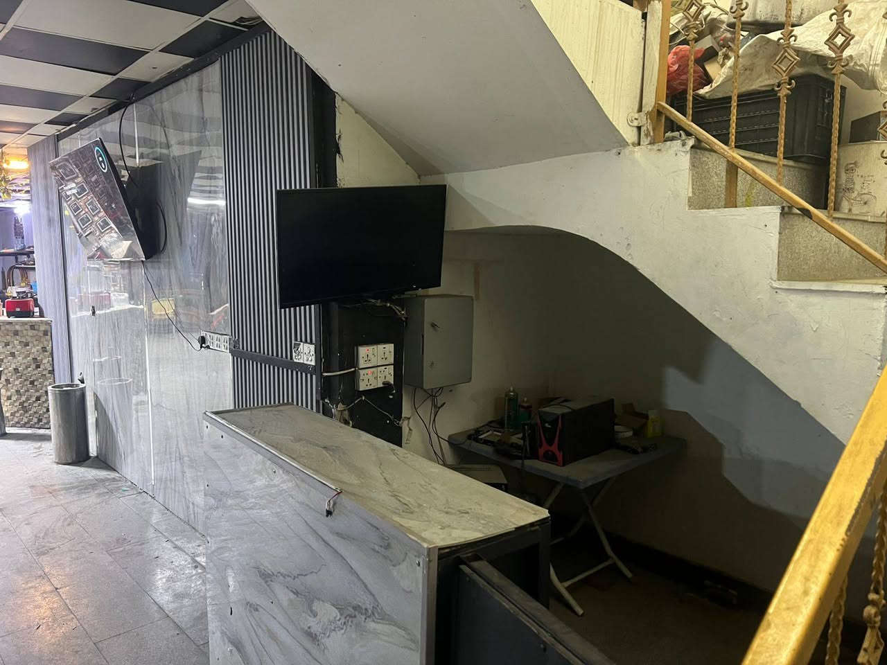 كوفي كامل للبيع طابقين اريد بس غراض او المكان  ول غراض الأرضي ١٦٠ متر يحتوي عل صاله العاب بليارد وبلي الطابق الأول كوفي مع كافتريه مساحه ٣٠٠ متر موبايل ***********
