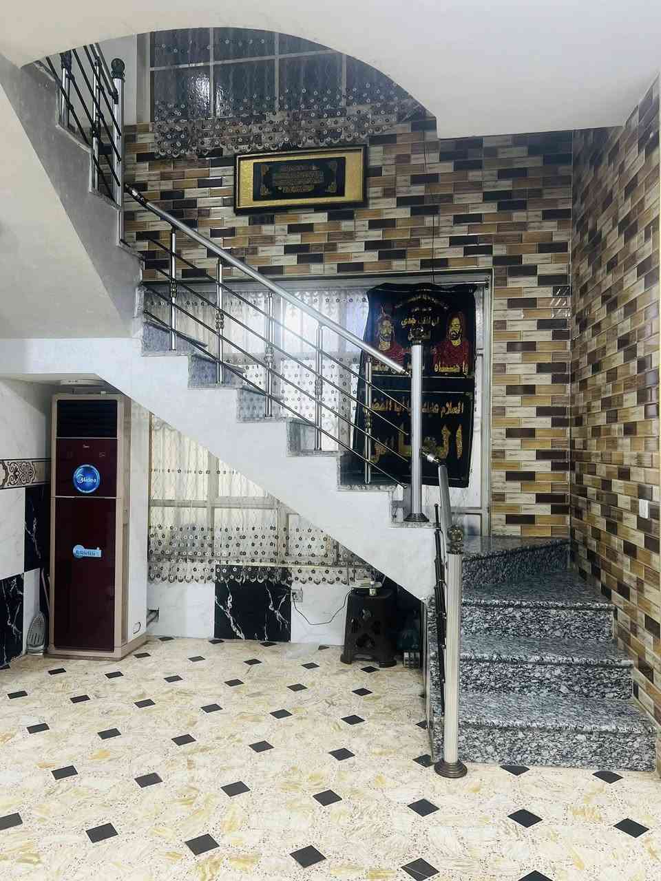 السلام عليكم دار للبيع طابو ملك صرف البلديات منطقة حي الرفاق قرب الدفاع المدني الشارع العريض الواجه 8 ونزال 21 ونص المساحه 172م 

الطابق الاول استقبال مطبخ حار وبارد وصاله وغرفه وخدمات داخليه وخارجيه 
الطابق الثاني 3 غرف نوم وخدمات وصاله 

للاستفسار *********** واتساب 

او خاص
