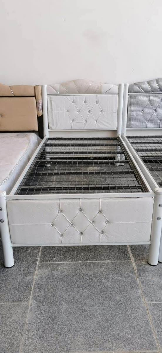 🛏️ سرير نفر واحد أصلي إيراني 

النوع: سرير فردي (نفر واحد)

المنشأ: صناعة إيرانية أصلية

الخامة: غالبًا مصنوع من الخشب الطبيعي أو المعدن المطلي عالي الجودة

الجودة: عالية التحمل – يتميز بالمتانة وطول العمر

التصميم: عملي وبسيط – يناسب غرف النوم الصغيرة أو الاستخدام في الشقق أو السكن الطلابي

الراحة: يوفر دعماً جيداً للفراش والظهر

القياس التقريبي: 90 × 190 سم (قد يختلف حسب الموديل)
السعر 65 الف توصيل داخل كربلاء فقط توصيل سريع جدا لحجز الاتصال على الرقم التالي*********** Singapore
