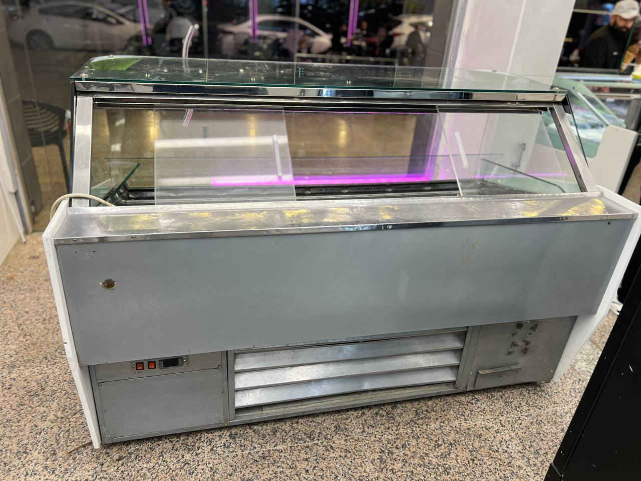 السلام عليكم 
من رخصة الادمن 
للبيع ....
عارضه ايرانيه دبل كمبريسر 
حجم الكمبريسر طن ونص 
نخب اول 
قياس العارضه  طول . مترين. العرض 120 .
تأخذ 14 بلانك حجم الكبير 
تجميد سالب 26  درجه  توصل 
نضيفه جدا 
السعر 29 $ ورقه  
مكاني بغداد حي الجهاد مقابل مشاتل الاطباء 
للتواصل ***********
 -الشراي يجي اتصال ويدلل
