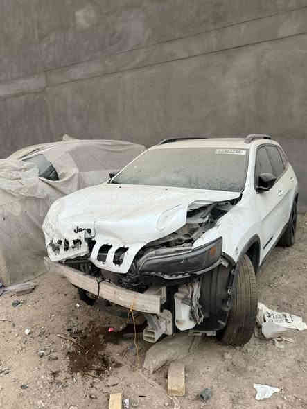 السلام عليكم 
للبيع  
جيب 
موديل2023
مواصفاات فوول 1/1
بصمه 
بانوراما
دخول جديد منفيس بسمي 
دافع كمرك  
ع حادثها سيارة تشتغل  
ب108 وبيها مجال    
الاتصال ‭0771 594 1199
مكان سيارة بغداد حي قادسية
