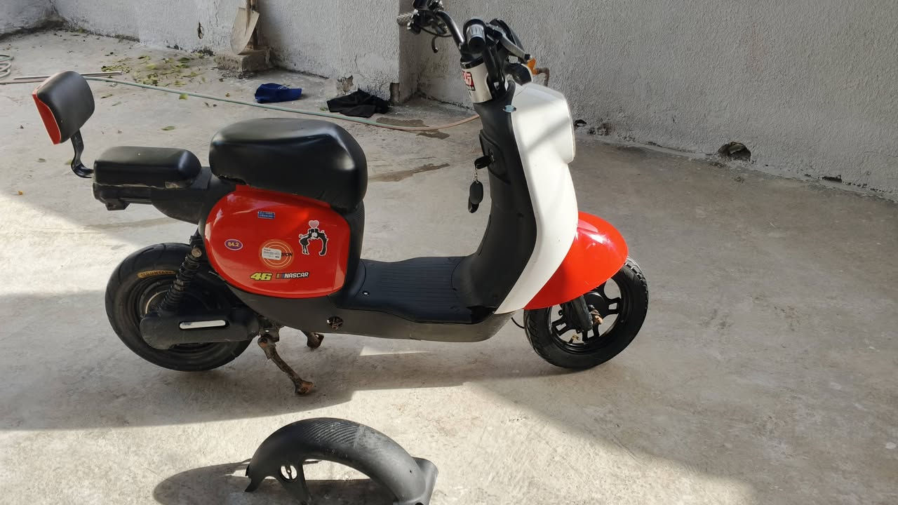 السلام عليكم
دراجه شحن ( بلو هيرون ) للبيع 

4 بطاريات جديدات قبل 3 ايام شديتهن كلشي بيهه شغال تايراتهه نضيفه مامتعوبه  بعدهه شعرات الوكاله بيهن . وياها بصمتين و السويج مالتهه .  بيهه انذار سرقه و تشغيل عن بعد و قفل و فتح 

السعر 280 و بيهه مجال
.
***********
