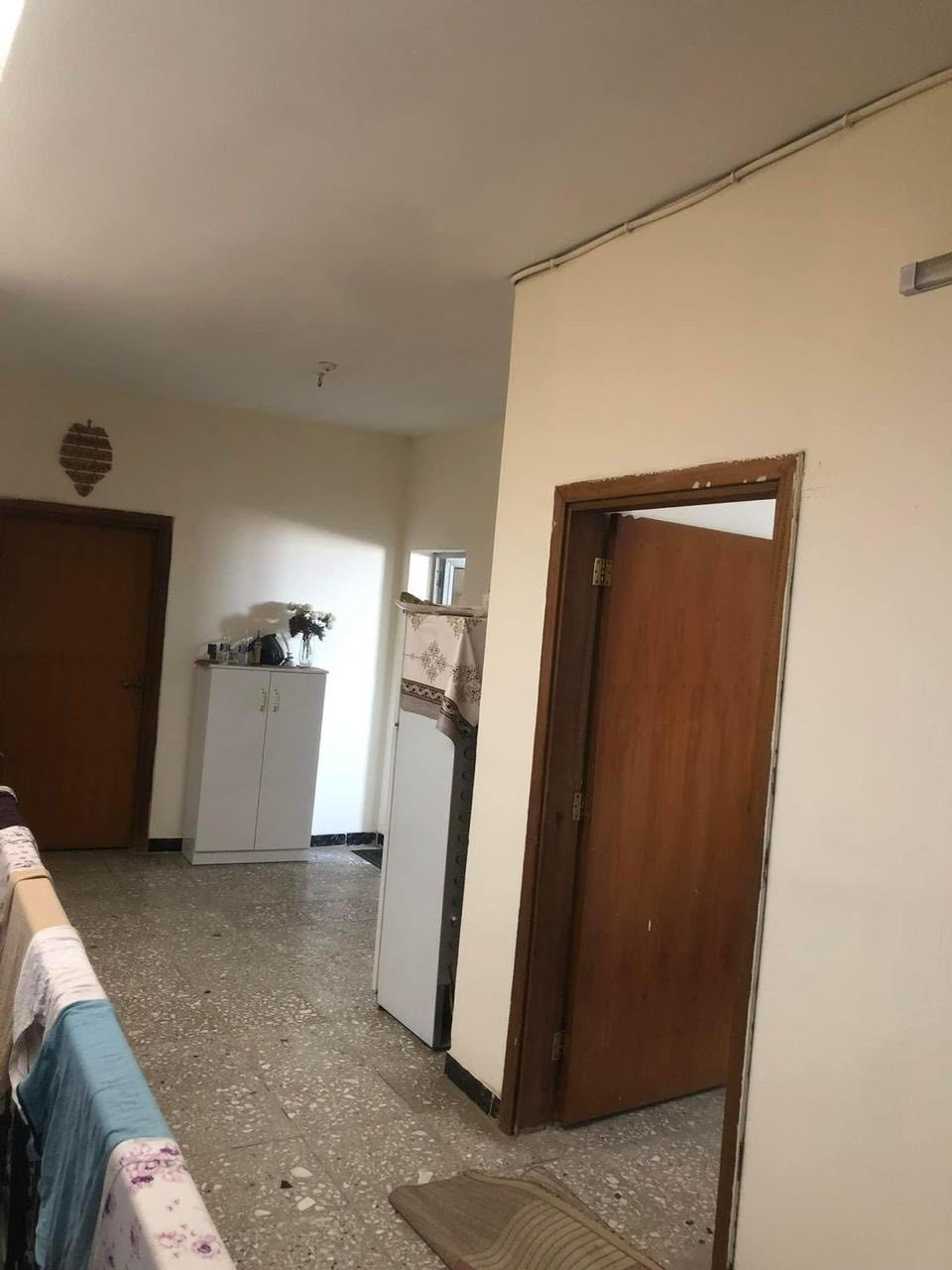 المساحه / 160 متر 
واجه / 8 
ونزال / 20 
محتويات الدار / صاله + مطبخ + 4 غرف نوم + خدمات عدد 2 + حولي 
موقع الدار / الاعلام حي الشباب قريب شارع العام 📍
دار نظيف وموقع هادئ ومرغوب
اتصال ع ارقام 
***********
***********
