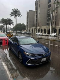 كامري 2024 XLE هايبرد  مواصفاتها فول الفول  بصمه  كشنات جلد ثنين كهربا...