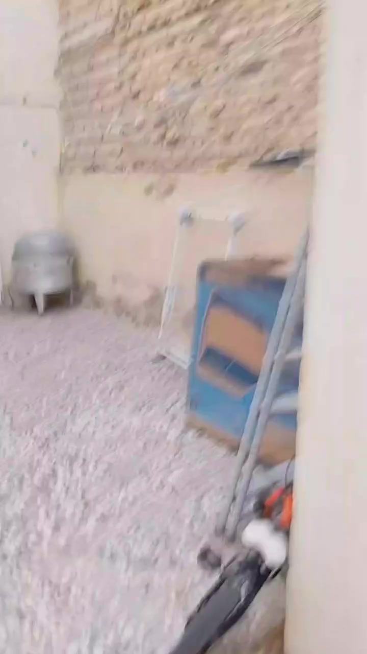 بيت للرهن حي العسكري منطقة 5 آلاف يحتوي على غرفة و مطبخ و استقبال و حمام تواليت و طارمة كبيرة و تخاريج كاملة سعر الرهن 25 مليون للاستفسار ***********
