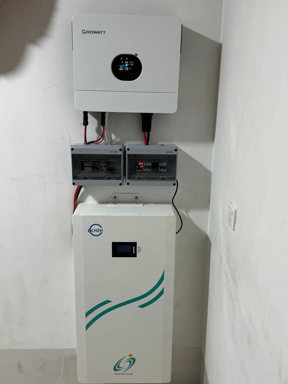 منضومة طاقه شمسيه 
اليوم 
8 لوحه 750وات   20 امبير 
1  عاكيسه 6KV 
1 بطاريه 16KW.    ضمان 5 سنوات12000سايكل
مكتب اسيا   لطاقه شمسيه.
عنوان سوق حسن قوان مقابيل دكتوره سهام
***********
***********
