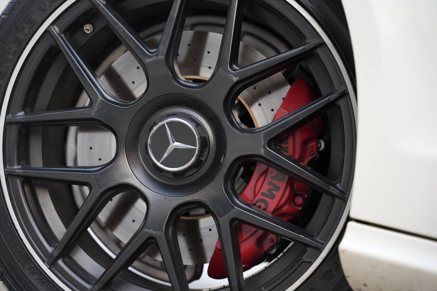 المميز .للمميز .معشوقة الجماهير مارسدس{CLS.63s.AMG}فور ماتك🔥
1/مديل .2014.وارد أمريكي.كفاله عامه 🇺🇸
2/عداد المسافه {140ألف كيلو حقيقي}👍
3/داخل أحمر مختم بلكامل .AMG.أصل 
4/محرك بقوه 700 حصان يعني🚀
5/دشبول كاربون فايبر معه الابواب أصل👍
6/دركه كاربون فايبر برنامج ذكاء ذاتي ✅
7/كشنات تتفئه تبريد معه تحرك كهربأي✅
8/مثبت سرعه و راداد تحديد مسار الخط
9/جوبلسات خلي جدد ✅
10/كشنات تدليك +وضعيات مختلفه ✅
11/الكشنات الخلفيه VIP من شركه AMG
12/تحتوي على 9 رادارات موزعه بلكامل ✅
تحتوي السياره على العديد من المواصفات التي لم تذكر طبعت جنايه الاماني يعرفون شنو مواصفات الCLS.63s  وللمعلومه السياره وحده من أصل .3.قطع بلعراق لي حاب يستفسر اكثر يتصل وبخدمتكم {***********} ❤️
