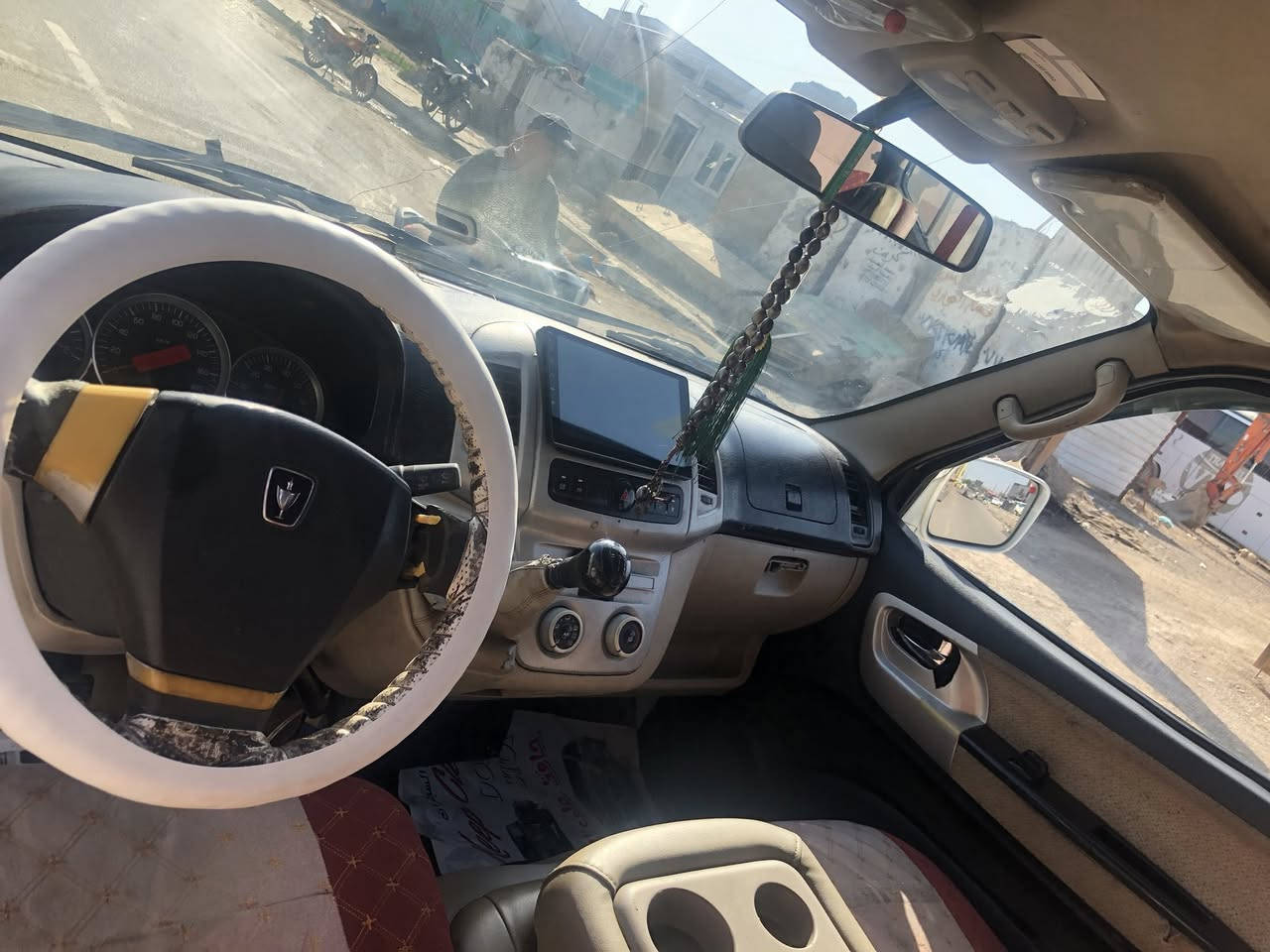 اج وان للبيع 2015سياره جاهزه بيهه ضربه  بل دوسه مال عبري ولباب مبوط ومعدلينه مكينه جديده ياباني تي واي صدر خير من الله جديد السياره بسمي ال 29 هيه مصفره عليهه غرامه ٧٠٠من كشنات ستاركس قلابي كهربائيات كلهه شغاله تحويل ثاني يوم سعرهه ٨٠ وبيهه مجال بصيط *********** متواجد عل فيس
