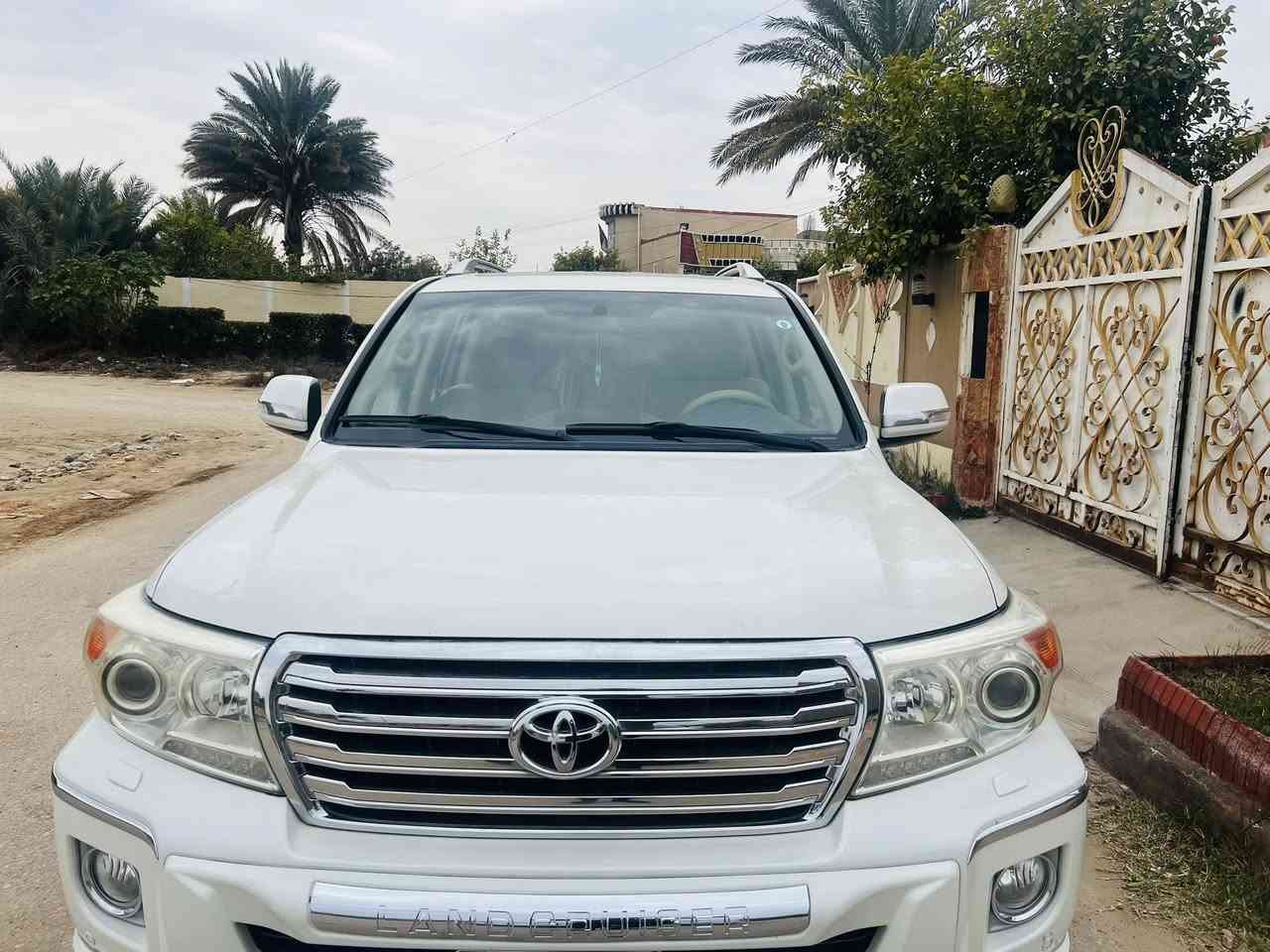 لاندكروز موديل ١٤
مكفولة من الصبغ والتبديل
ماشية ١٥٠ 
رقم بغداد انكليزي
مكان السياره 
بابل . 
رقم
***********
