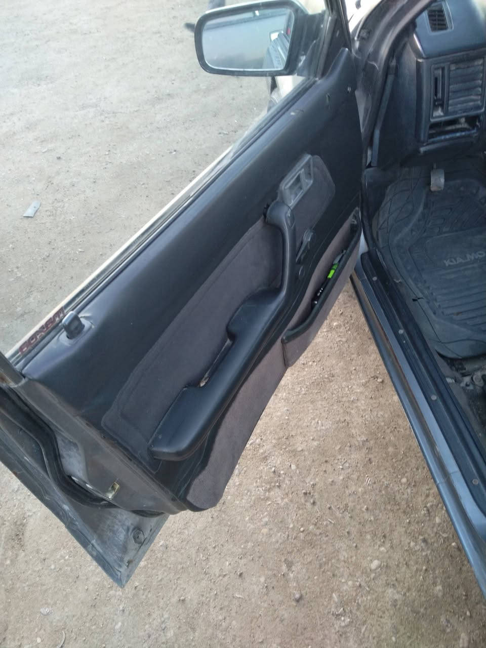 السلام عليكم.   للبيع السعر 24 وبيها مجال بسيط جدا
مازده حجم 323 
موديل 91 
رقم انبار سنويه مجدده تحويل مباشر 
محرك 1600كابريتر 
كير عادي 
سياره جاهزه 
كهربائياتها كلها شغاله 
لايت زنون عالي ناصي 
تخم تاير ويل كب 
العنوان الرمادي ال سبعه كيلو للاستفسار هاتف ***********
